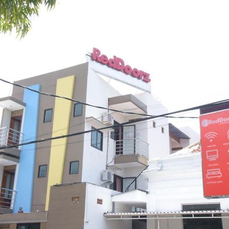 Reddoorz @ Genteng Surabaya Eksteriør bilde